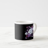 LILA-BLUME, SCHWARZER HINTERGRUND ESPRESSOTASSE (Vorderseite Rechts)