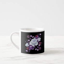 LILA-BLUME, SCHWARZER HINTERGRUND ESPRESSOTASSE