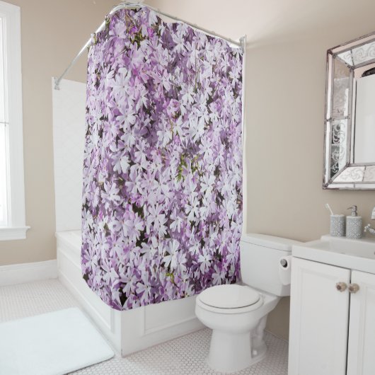 Lila Blume, sommerliche Frische im Hintergrund. Duschvorhang (Beispiel)