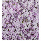 Lila Blume, sommerliche Frische im Hintergrund. Duschvorhang (Vorderseite)