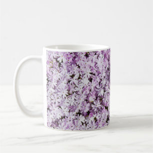 Lila Blume, sommerliche Frische im Hintergrund. Kaffeetasse