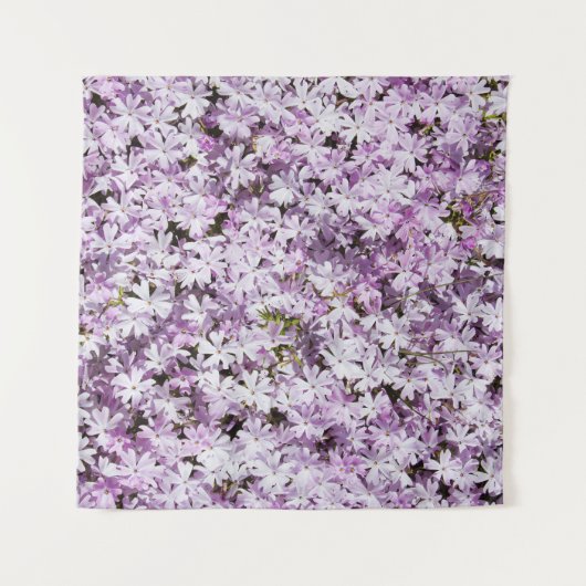 Lila Blume, sommerliche Frische im Hintergrund. Wandteppich (Vorderseite (Horizontal))