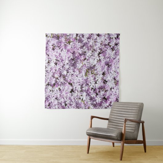 Lila Blume, sommerliche Frische im Hintergrund. Wandteppich (Beispiel)