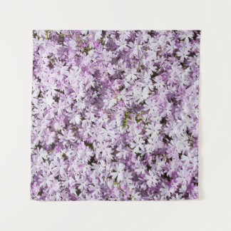 Lila Blume, sommerliche Frische Kulisse. Wandteppich