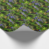 Lila Blume und Hummeln Geschenkpapier (Ecke)