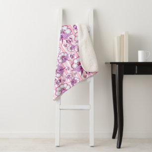Lila Blume- und Schmetterlingsmuster Sherpadecke