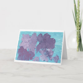 Lila Blumen auf blauem Hintergrund Karte