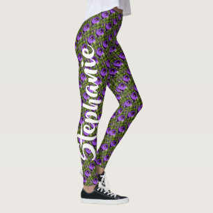 Lila Blumen auf grünem, personalisiertem Namen Leggings