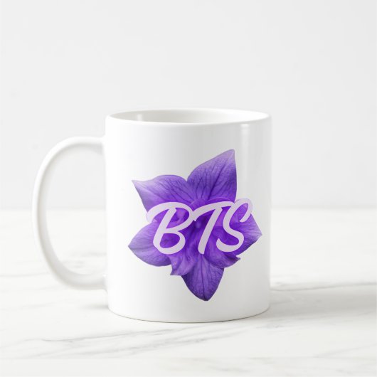 Lila Blumen BTS Kaffeetasse (Links)