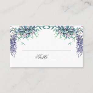 Lila Blumen. Hochzeit im Garten mit Blumen. Lavend Platzkarte
