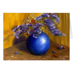 Lila Blumen im blauen Vasen-und Goldhintergrund