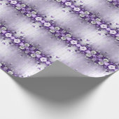 Lila Blumen mit baumelnden Perlen Geschenkpapier (Ecke)