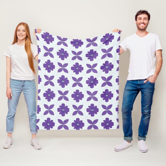 Lila Blumen mit hellem Hintergrund Fleecedecke (Beispiel)