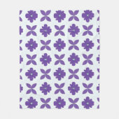 Lila Blumen mit hellem Hintergrund Fleecedecke (Vorderseite)