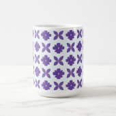Lila Blumen mit hellem Hintergrund Kaffeetasse (Mittel)