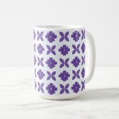 Lila Blumen mit hellem Hintergrund Kaffeetasse (VorderseiteRechts)