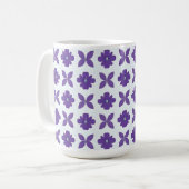 Lila Blumen mit hellem Hintergrund Kaffeetasse (Vorderseite Links)