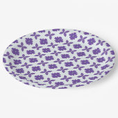 Lila Blumen mit hellem Hintergrund Pappteller (Schrägansicht)