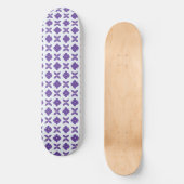 Lila Blumen mit hellem Hintergrund Skateboard (Vorderseite)