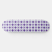 Lila Blumen mit hellem Hintergrund Skateboard (Horizontal)