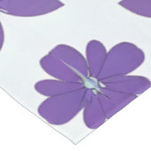 Lila Blumen mit hellem Hintergrund Tischdecke (Schrägansicht)