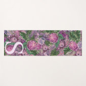 Lila Blumen mit Monogramm Yogamatte (Vorderseite (Horizontal))