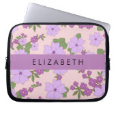 Lila Blumen, Muster von Blume, Ihr Name Laptopschutzhülle (Vorderseite)