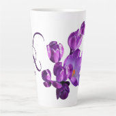 Lila Blumen personalisierbarer KATIE-Name trendy b Milchtasse (Vorderseite)