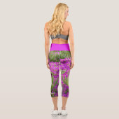 Lila Blumen Personalisiert Name Capri Leggings (Rückseite)