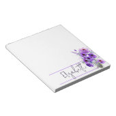 Lila Blumen personalisiert Notizblock (angewinkelt)