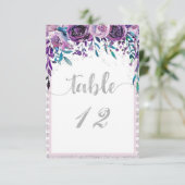 Lila Blumen & Silber Hochzeitstisch Zahlen Einladung (Stehend Vorderseite)