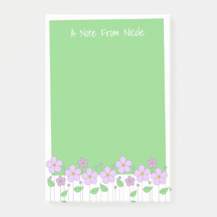 Lila Blumen und grüne Post-Itanmerkungen Post-it Klebezettel