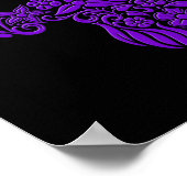 Lila Blumen und Reben Skulptur auf schwarz Poster (Ecke)