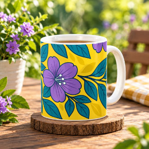 Lila Blumen und Türkisblätter auf gelbem Hintergru Kaffeetasse