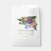 Lila Blumenbeete und Grüne Bouquet Brautparty Geschenktütchen (Vorderseite)