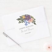 Lila Blumenbeete und Grüne Bouquet Brautparty Runder Aufkleber (Umschlag)