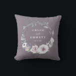 Lila Blumenbridal Wedding Couple Kissen<br><div class="desc">Elegante und schicke, violette Blumen schaffen einen schönen Kranz. Es gibt einen Rahmen für die Namen des Ehepaares und das Hochzeitstag. Die Neuvermählten werden mit dieser schönen Erinnerung ihres besonderen Tages Liebe finden. Dieses personalisierte Hochzeitskissen ist Teil der Kollektion Blush Violet. Es enthält viele Geschenkideen für die Neuvermählten, Brautparty oder...</div>