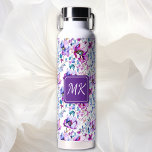 Lila Blumenfarbe Mit Monogramm Trinkflasche<br><div class="desc">Hübsche Farbe Aquarell lila und Lavendel Blume Wasserflasche. Sie können Ihre Initialen im personalize-Bereich hinzufügen.</div>