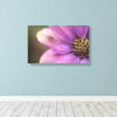 Lila Blumenfotografie Leinwanddruck (Insitu (Holzboden))