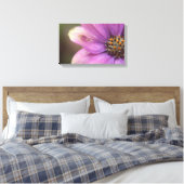 Lila Blumenfotografie Leinwanddruck (Insitu (Schlafzimmer))
