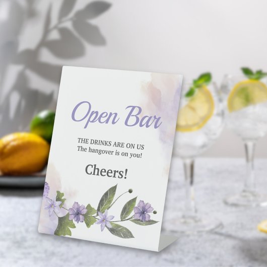Lila Blumengarten Hochzeit Open Bar Sockelschild