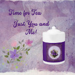 Lila, blumengeschmücktes Porzellan Teapot<br><div class="desc">Mit dieser eleganten Teekanne aus Porzellan mit lila Blumendesign fügen Sie Ihrer Teezeit eine Touch zeitloser Schönheit hinzu. Ideal,  um Gäste zu empfangen oder einen friedlichen Moment alleine zu verbringen. Ein nachdenkliches Geschenk für Teeliebhaber und eine köstliche Ergänzung zu jeder Küche oder Sammlung.</div>