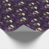 Lila Blumengoth Skull Halloween Geschenkpapier (Ecke)
