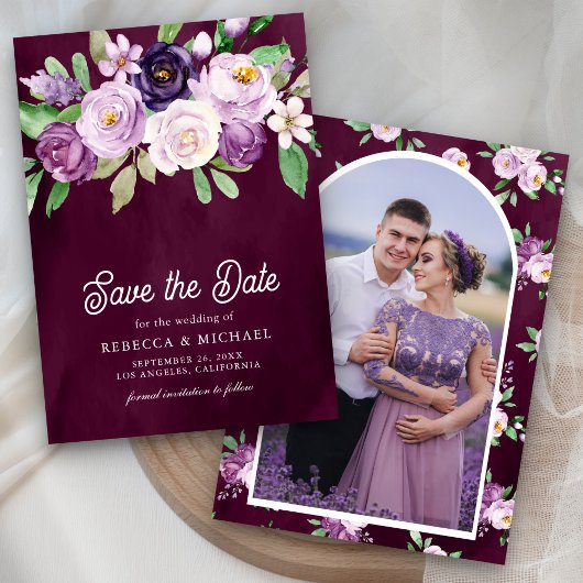 Lila Blumenhochzeit mit dunklem Foto Save The Date