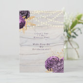 Lila Blumenholzlicht wird meine Brautjungfrau sein Einladung (Stehend Vorderseite)
