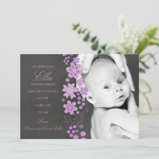 Lila Blumenklatsche Geburtsankündigung Ankündigung (Stehend Vorderseite)