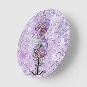 Lila Blumenkleid Form Bokeh Bling Runde Wanduhr (Winkel)