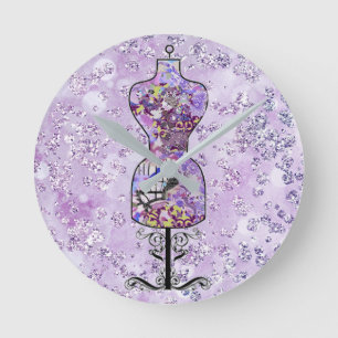 Lila Blumenkleid Schneiderpuppe Bokeh Bling Runde Wanduhr