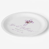 Lila Blumenkreuz Gott segne Taufe Pappteller (Schrägansicht)