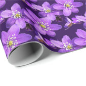 Lila Blumenmuster Geschenkpapier (Rolleneckpunkt)